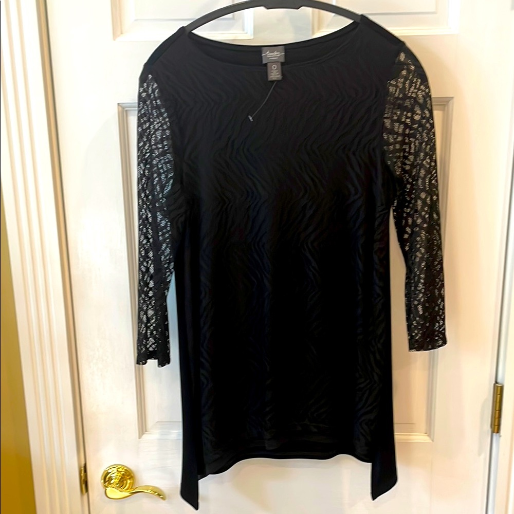 Chico’s NWOT Travelers Size 0 ( same as 4/6) Black Lace Detail Tunic Top.